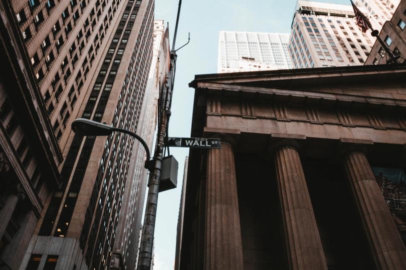 Hausse des retraits dans les fonds de crédit privé et difficultés des ETF Bitcoin : un signal de risques croissants sur les marchés