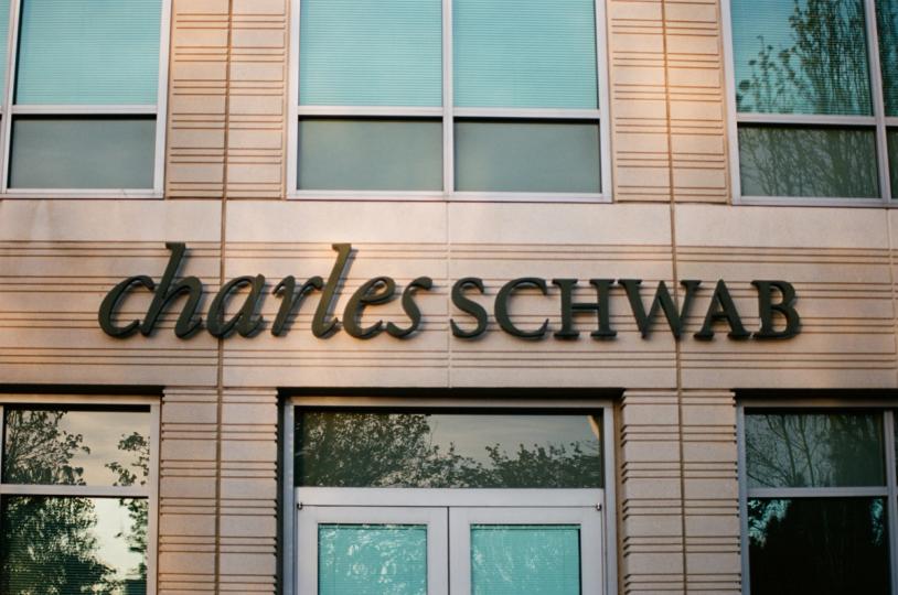Schwab entre sur le marché des options basées sur événements autour du S&P 500